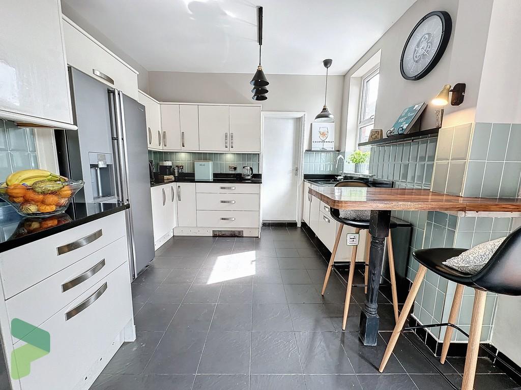 Fully Fitted Kitchen