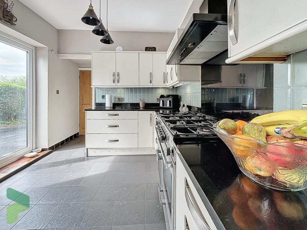Fully Fitted Kitchen