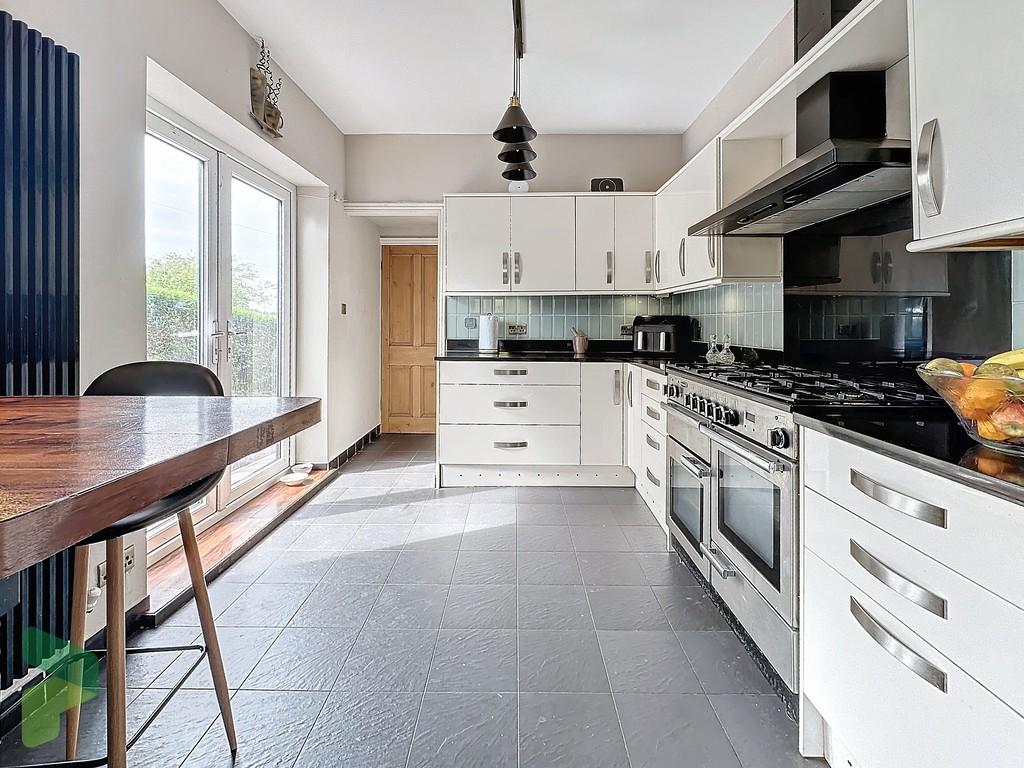 Fully Fitted Kitchen