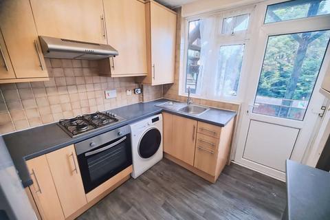 2 bedroom flat to rent, Canons Court, Stonegrove, EDGWARE, Middlesex, HA8 7ST