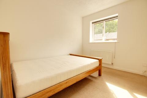 2 bedroom terraced house to rent, Holyrood Mews, West Silvertown, E16