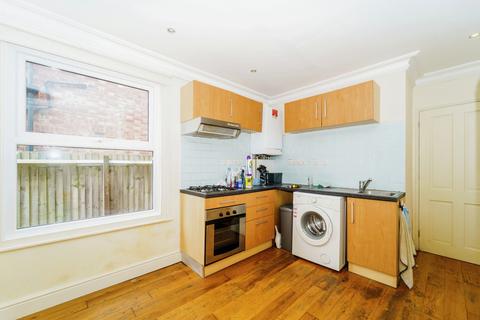 2 bedroom flat to rent, Murray Road, W5