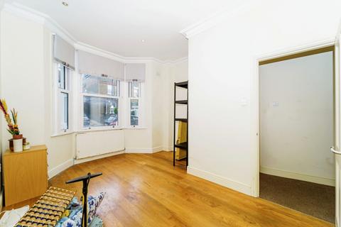 2 bedroom flat to rent, Murray Road, W5