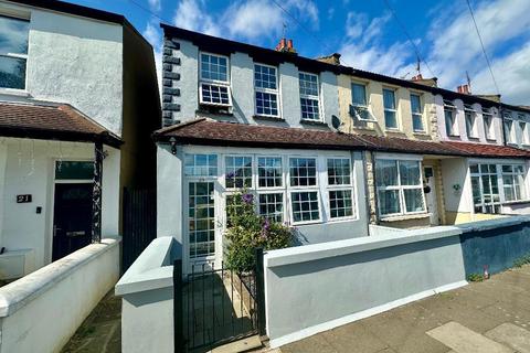 Southend on Sea - 3 bedroom end of terrace house for sale