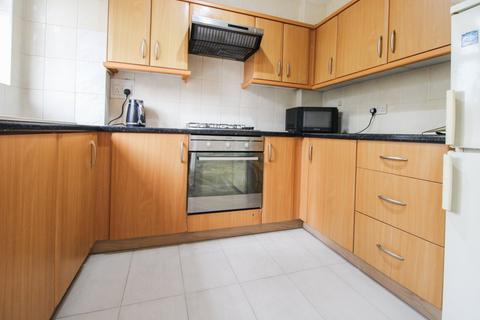 3 bedroom terraced house to rent, Turnpike Link, Croydon, CR0