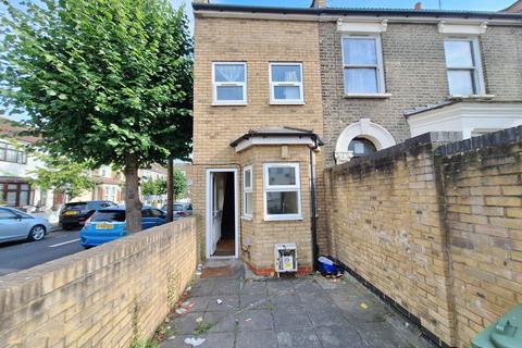 3 bedroom terraced house to rent, Carlyle Road, London