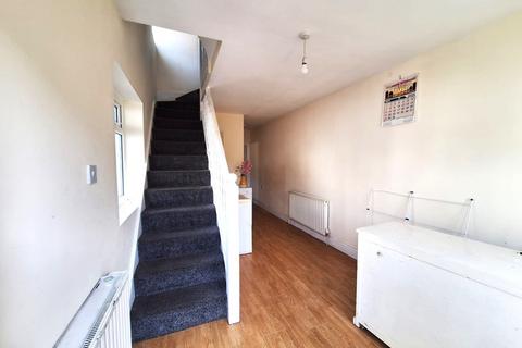 3 bedroom terraced house to rent, Carlyle Road, London