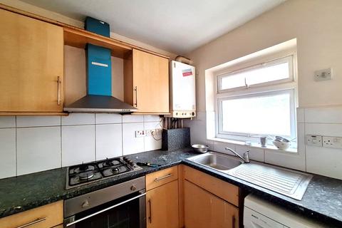 3 bedroom terraced house to rent, Carlyle Road, London