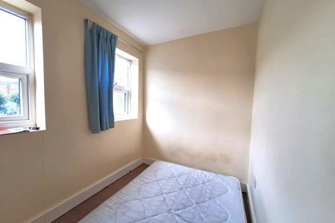 3 bedroom terraced house to rent, Carlyle Road, London