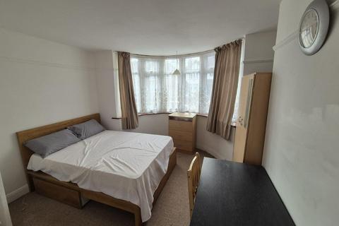 1 bedroom flat to rent, Braemar Avenue, London