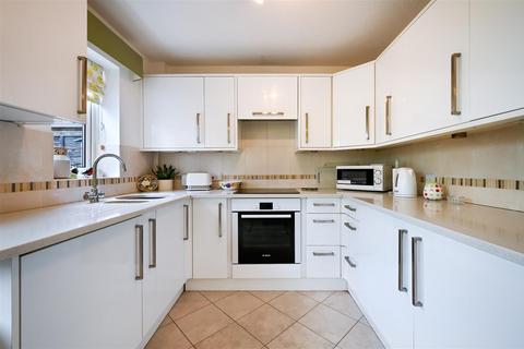 21 Hatfield Close, Sutton, SM2 5BH
