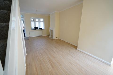 2 bedroom terraced house to rent, Richmond Road, Grays