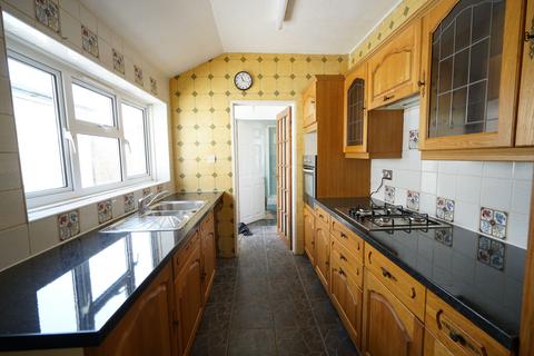 2 bedroom terraced house to rent, Richmond Road, Grays
