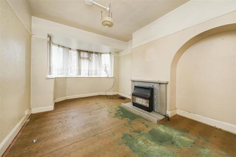 111 Meadway, Twickenham, TW2 6PL