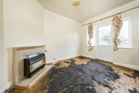 111 Meadway, Twickenham, TW2 6PL