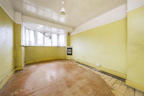 111 Meadway, Twickenham, TW2 6PL