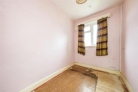 111 Meadway, Twickenham, TW2 6PL