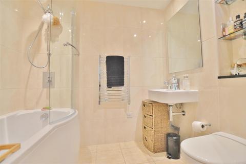 2 bedroom flat for sale, Railway Terrace, Slough