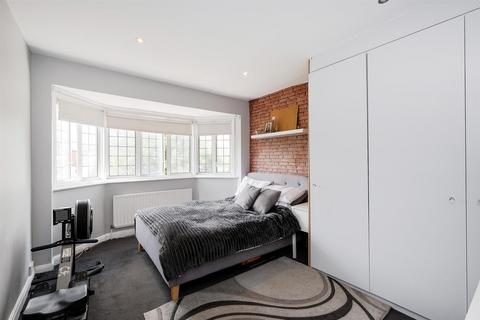 17 Leadale Avenue, London, E4 8AT