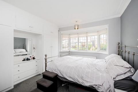17 Leadale Avenue, London, E4 8AT