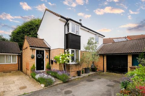 4 bedroom detached house for sale, Berrybank Close, North Chingford