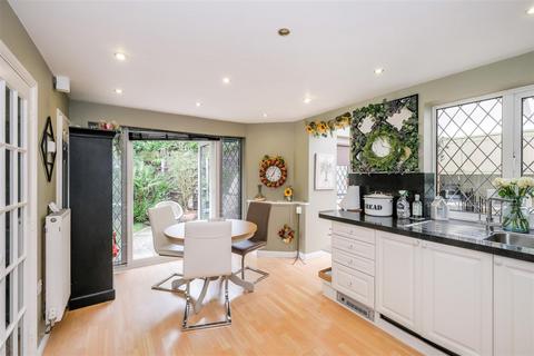6 Berrybank Close, London, E4 6TX