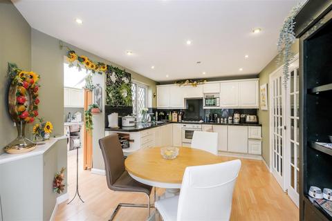 6 Berrybank Close, London, E4 6TX