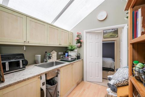 6 Berrybank Close, London, E4 6TX
