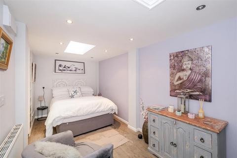 6 Berrybank Close, London, E4 6TX