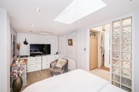 6 Berrybank Close, London, E4 6TX