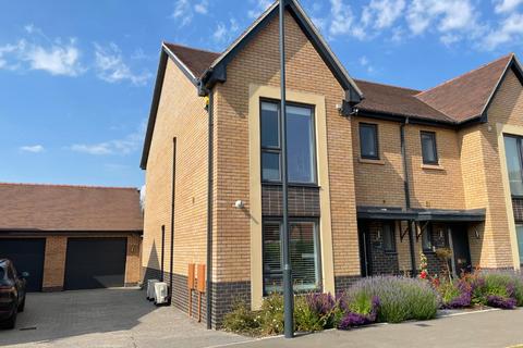 3 bedroom semi-detached house to rent, Moles End, Stratford upon Avon