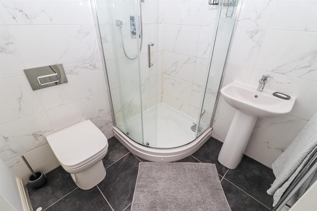 En suite shower room/w.c.