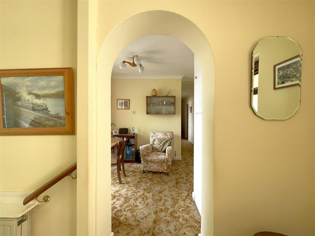 Hallway 2.jpg