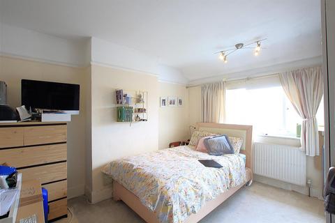 3 bedroom semi-detached house to rent, Gresham Road, Hounslow TW3