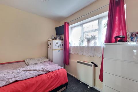 1 bedroom flat for sale, Curzon Crescent, Barking
