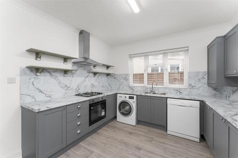 2 bedroom flat to rent, Peel Road, South Woodford