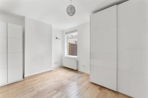 2 bedroom flat to rent, Peel Road, South Woodford