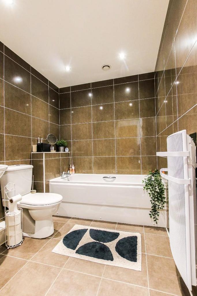 Family bathroom.jpg