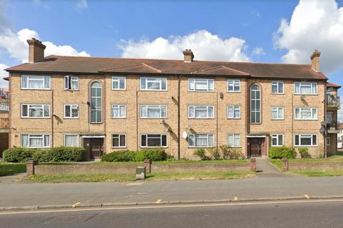 3 bedroom flat to rent, Hillside Court Crossbrook Street, Cheshunt, Waltham Cross