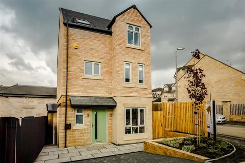 4 bedroom townhouse for sale, Axminster Court, Brighouse HD6