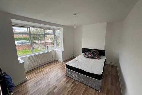 4 bedroom semi-detached house to rent, Napier Road, Ashford TW15