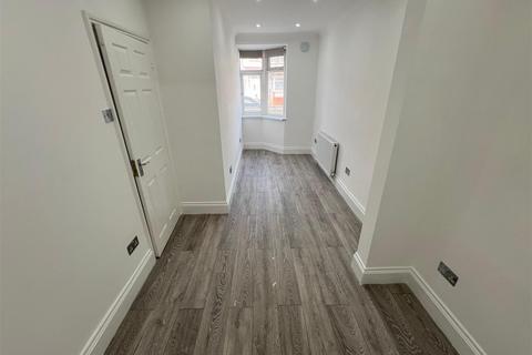 2 bedroom flat to rent, Walnut Tree Road, Hounslow TW5