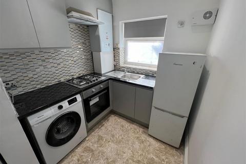 2 bedroom flat to rent, Walnut Tree Road, Hounslow TW5