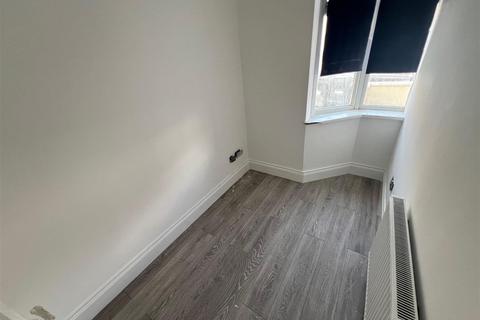 2 bedroom flat to rent, Walnut Tree Road, Hounslow TW5