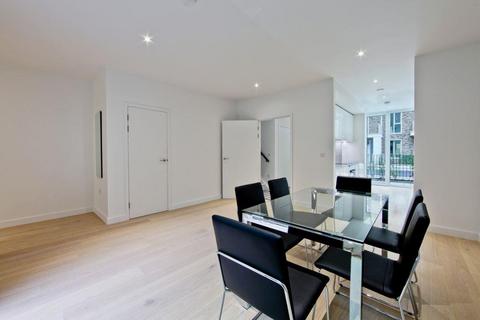 4 bedroom townhouse to rent, Starboard Way, Royal Wharf, E16