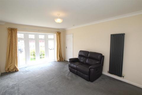 2 bedroom bungalow to rent, Priory Mead, Brentwood