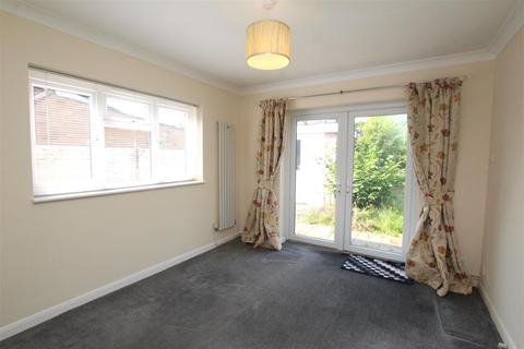 2 bedroom bungalow to rent, Priory Mead, Brentwood