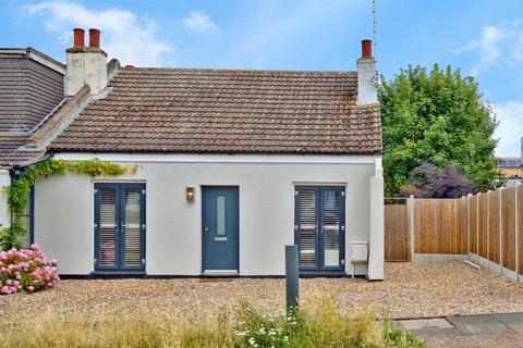 Leigh on Sea - 3 bedroom semi-detached bungalow for ...