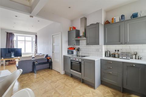 2 bedroom flat for sale, London Road, Leigh-On-Sea SS9