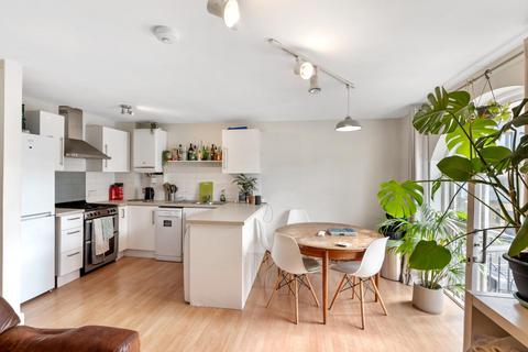 3 bedroom apartment for sale, Gateway Mews, London, E8